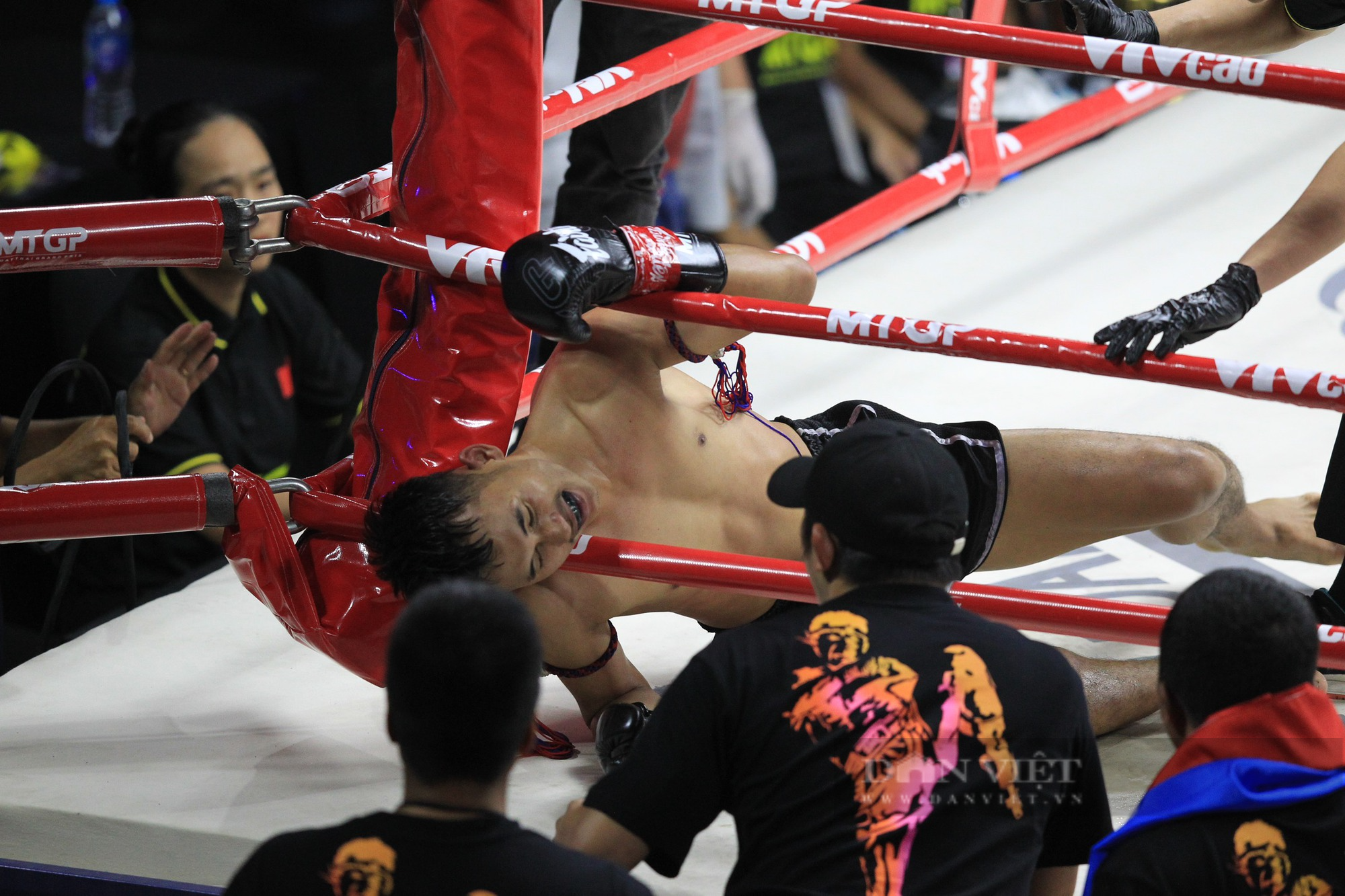 Liên tục cho võ sĩ Thái đo đài, nhà vô địch SEA Games Huỳnh Văn Tuấn khiến khán giả phấn khích - Ảnh 13.