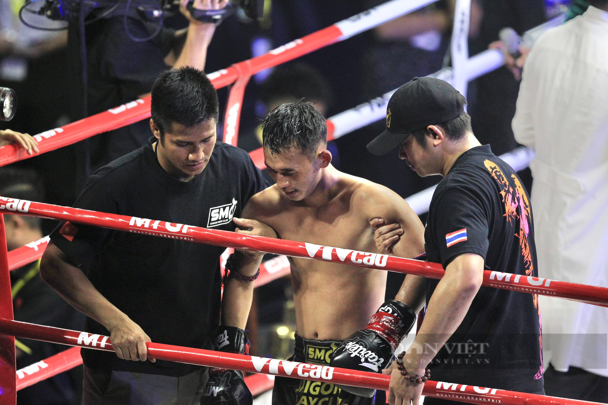 Liên tục cho võ sĩ Thái đo đài, nhà vô địch SEA Games Huỳnh Văn Tuấn khiến khán giả phấn khích - Ảnh 14.