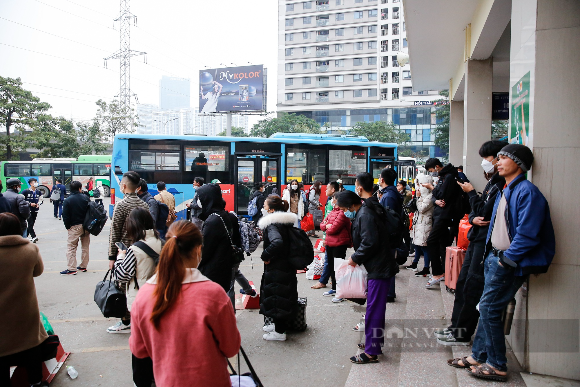 TTGT Hà Nội xử phạt xe khách vi phạm, bến xe bắt đầu &quot;nóng&quot; trước kỳ nghỉ Tết Dương lịch - Ảnh 1.