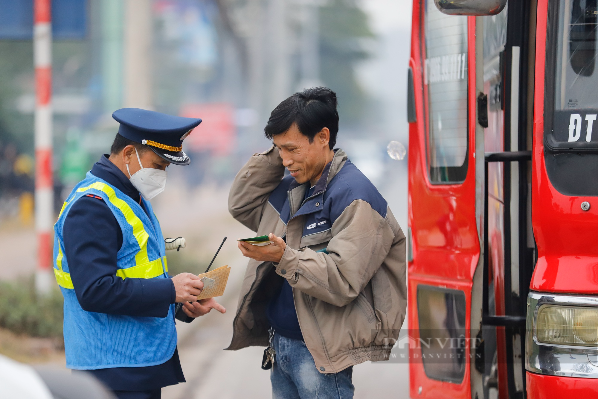 TTGT Hà Nội xử phạt xe khách vi phạm, bến xe bắt đầu &quot;nóng&quot; trước kỳ nghỉ Tết Dương lịch - Ảnh 12.