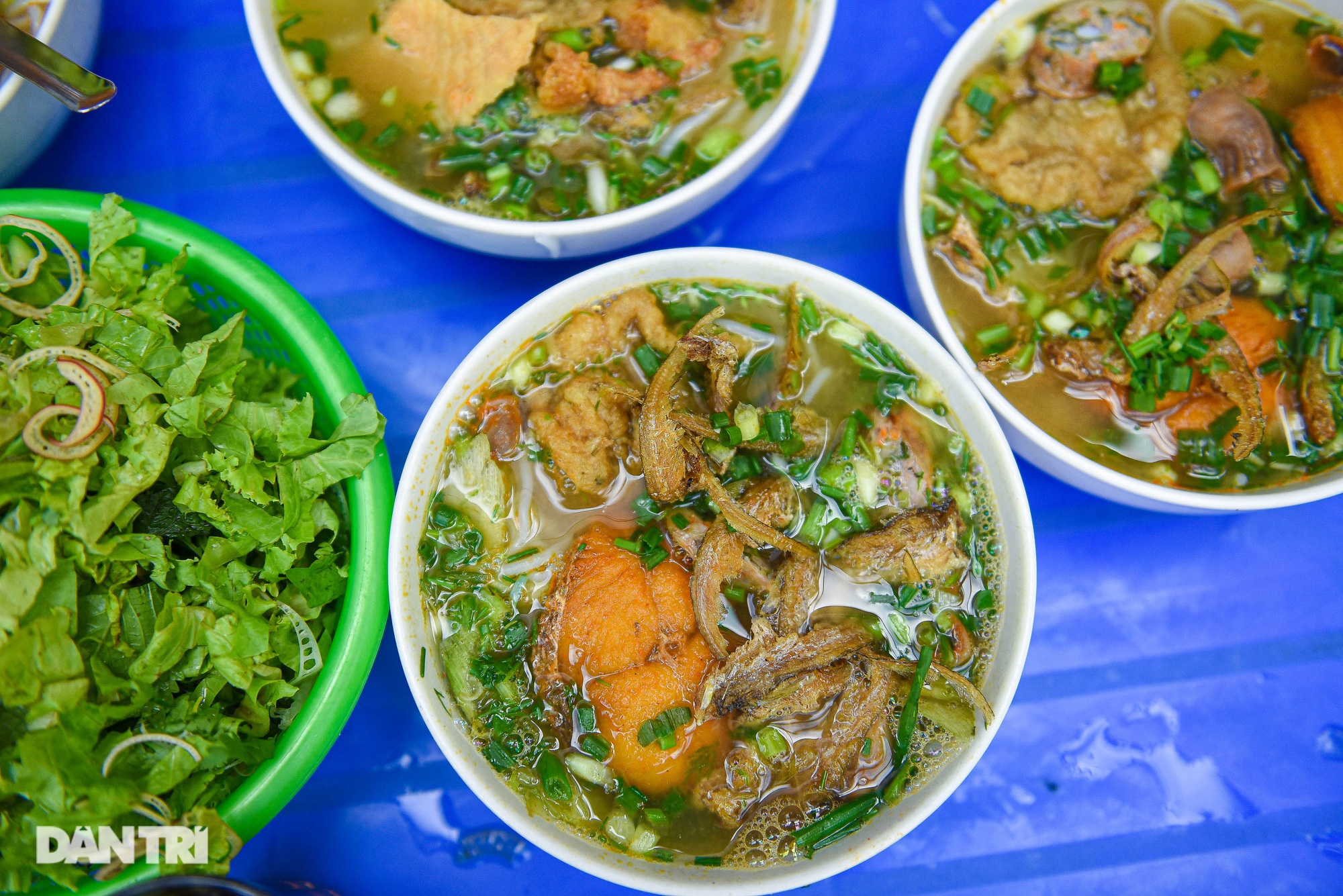 Chỉ cần nửa triệu đồng có thể thưởng thức các món ngon nức tiếng tại Foodtour Hải Phòng - Ảnh 1.