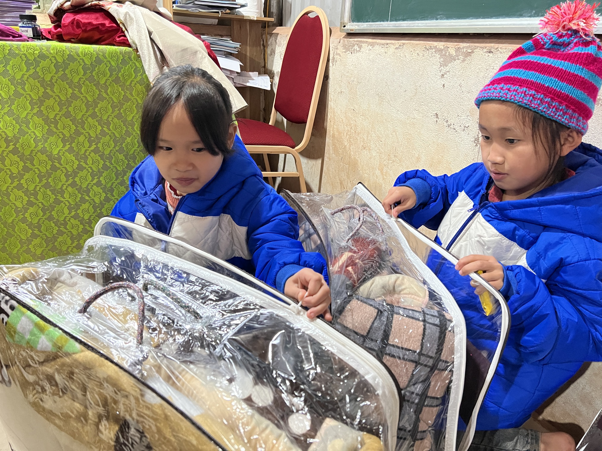 Hàng trăm chiếc chăn lông mới mang “đông ấm” đến học sinh nghèo Điện Biên  - Ảnh 3.