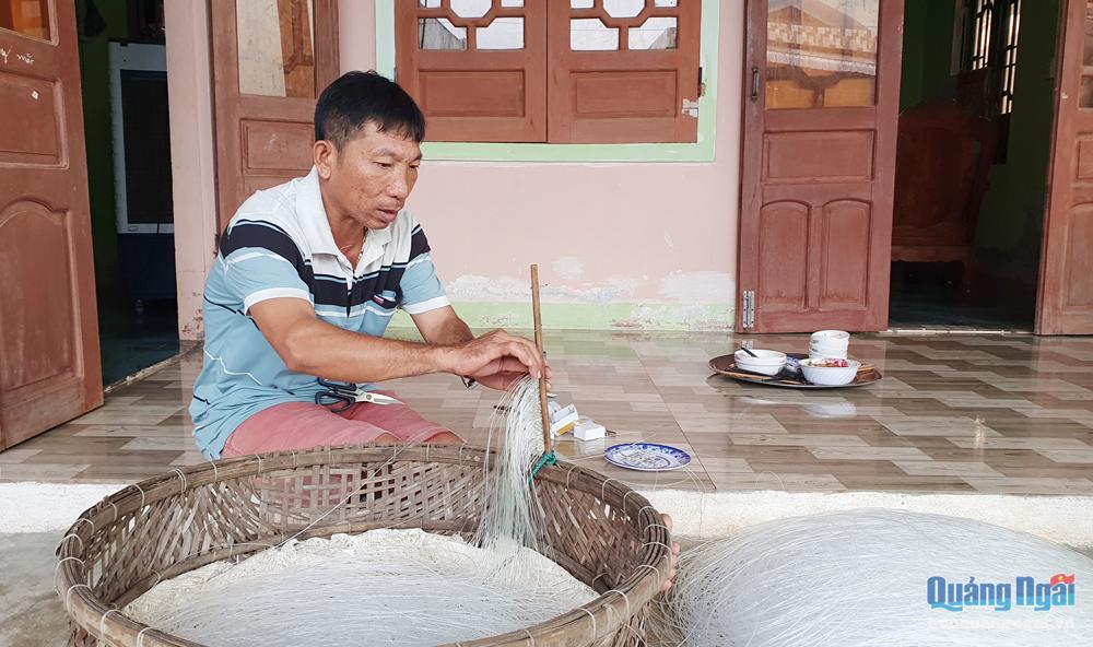 &quot;Câu sỏi&quot; là nghề kiếm cơm của làng này ở Quảng Ngãi, thực ra bà con ra rạn san hô câu thứ gì? - Ảnh 1.