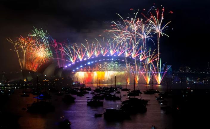 Video: Pháo hoa tưng bừng, rực rỡ sắc màu mừng năm mới 2023 ở Úc - Ảnh 3.