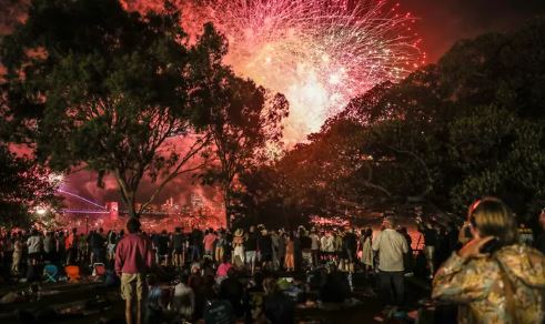 Video: Pháo hoa tưng bừng mừng năm mới 2023 ở Úc - Ảnh 3.