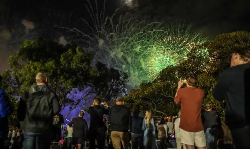 Video: Pháo hoa tưng bừng mừng năm mới 2023 ở Úc - Ảnh 4.