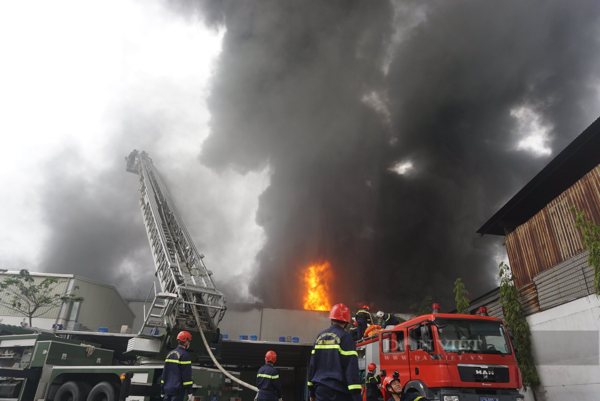 Đà Nẵng: Cháy lớn tại khu công nghiệp, nhiều tài sản bị thiêu rụi  - Ảnh 2.