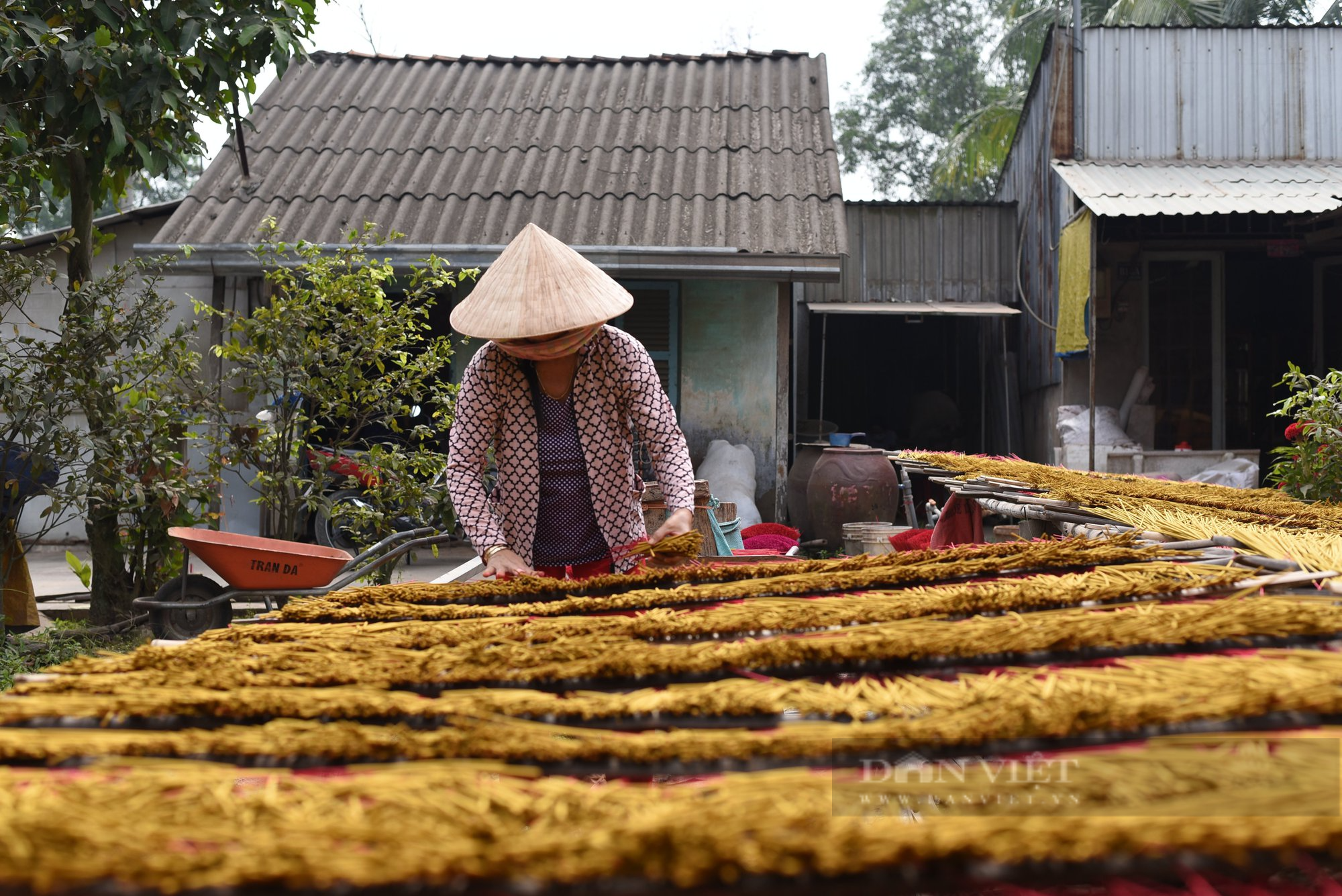 TP.HCM: Làng nghề làm nhang chộn rộn vào vụ Tết - Ảnh 8.