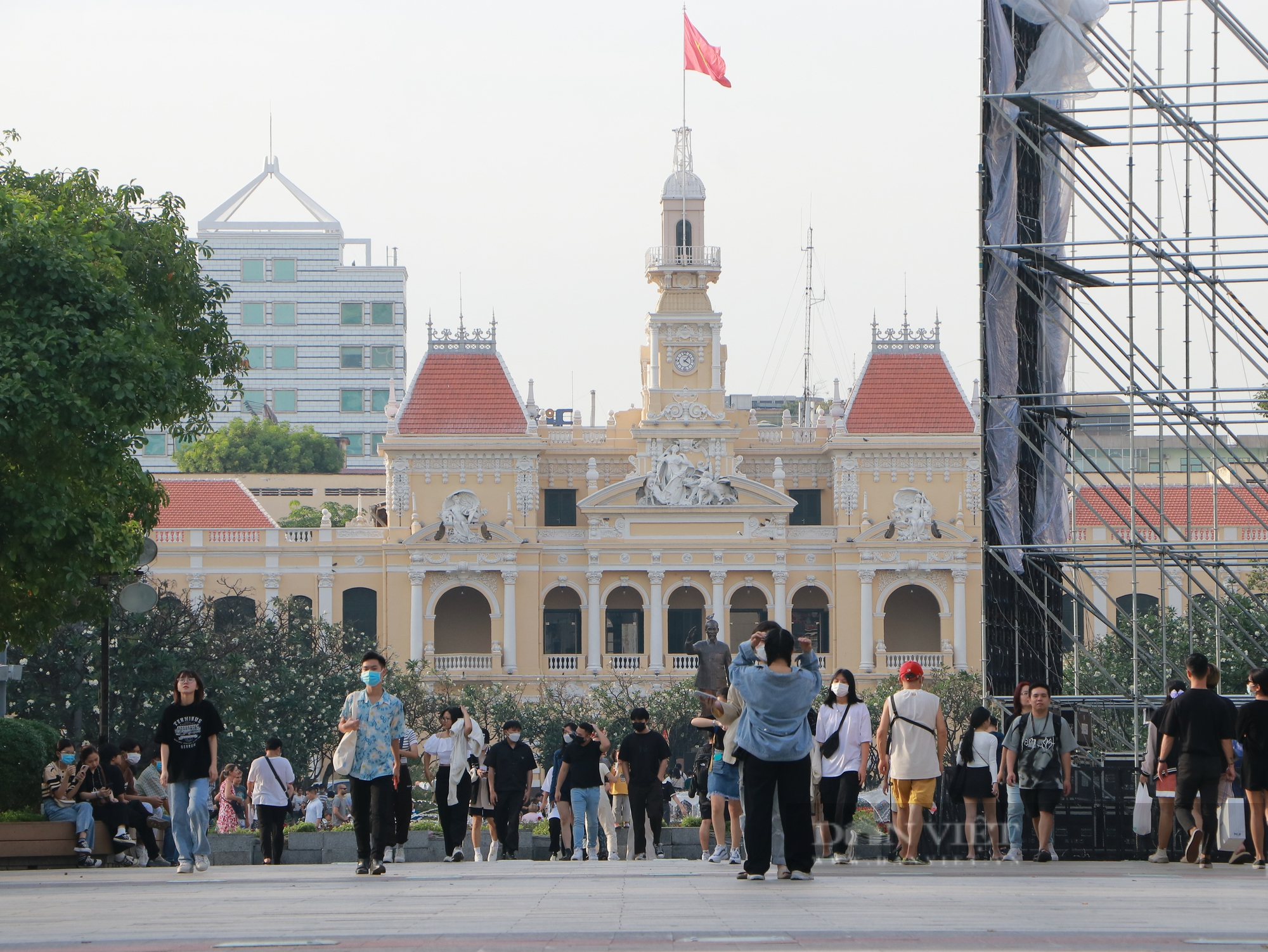 Mới 4 giờ chiều, phố đi bộ Nguyễn Huệ đã chật kín người đợi countdown 2023 - Ảnh 1.