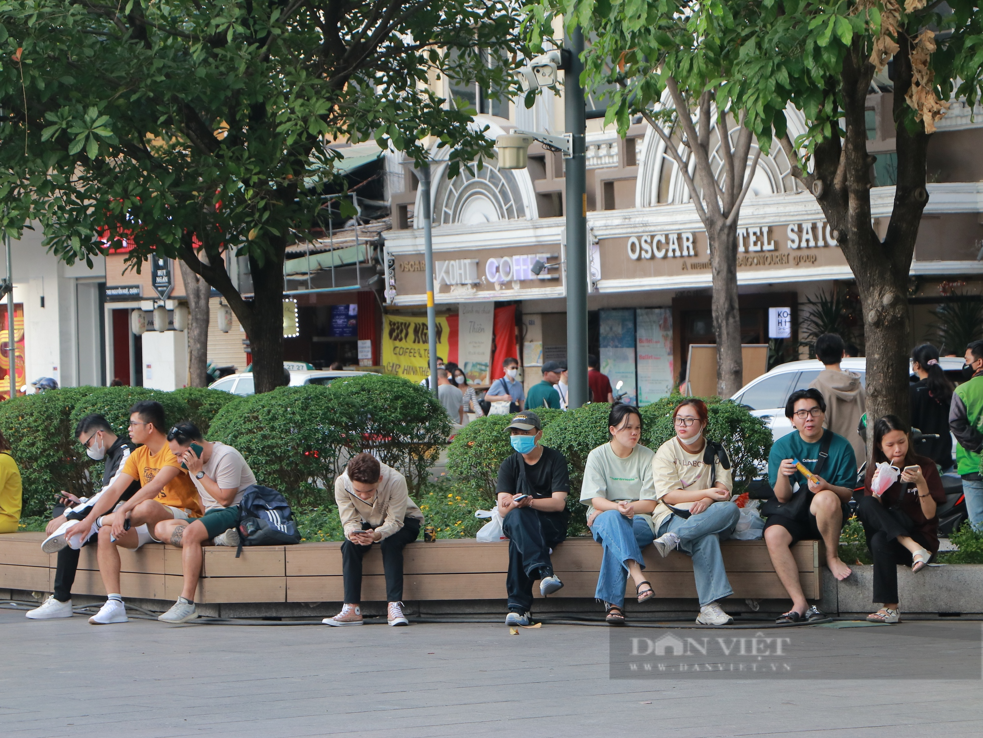 Mới 4 giờ chiều, phố đi bộ Nguyễn Huệ đã chật kín người đợi countdown 2023 - Ảnh 2.