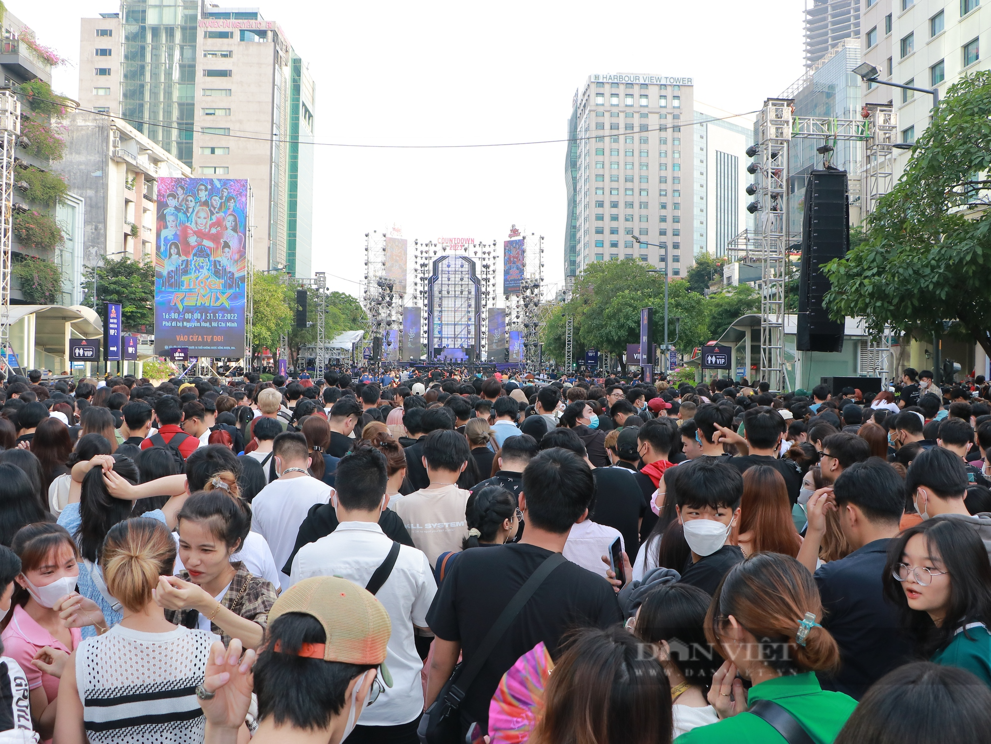 Mới 4 giờ chiều, phố đi bộ Nguyễn Huệ đã chật kín người đợi countdown 2023 - Ảnh 3.