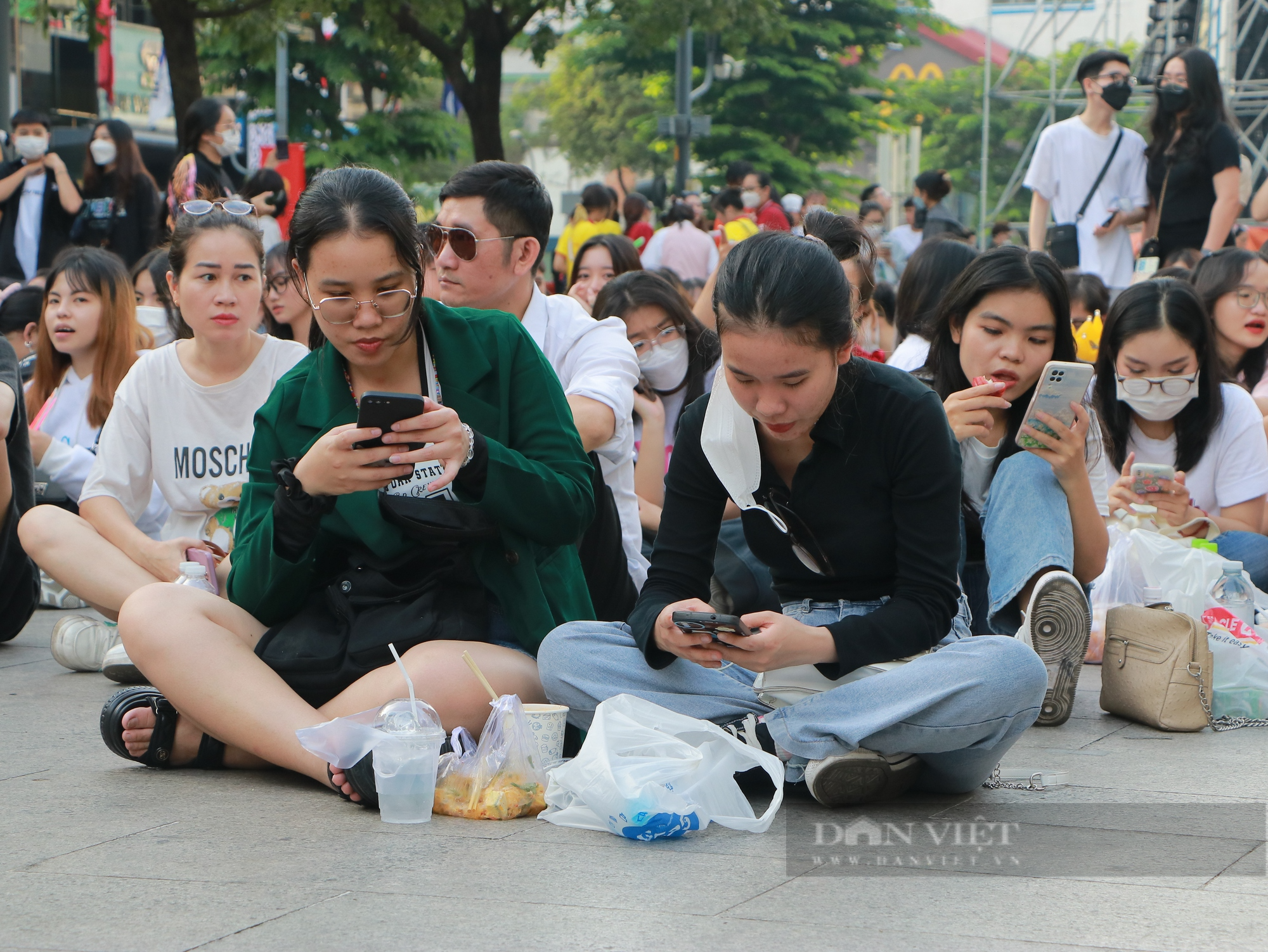 Mới 4 giờ chiều, phố đi bộ Nguyễn Huệ đã chật kín người đợi countdown 2023 - Ảnh 5.