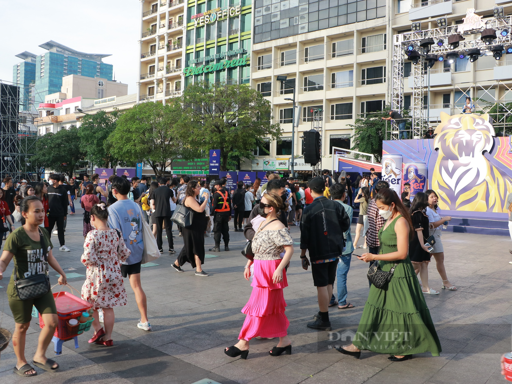 Mới 4 giờ chiều, phố đi bộ Nguyễn Huệ đã chật kín người đợi countdown 2023 - Ảnh 8.