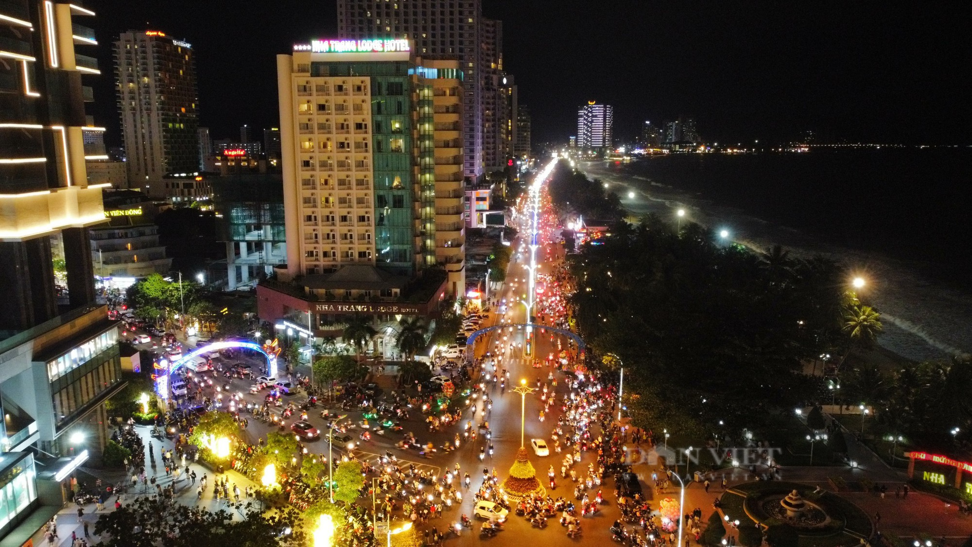 Cận cảnh: Ngập tràn người dân đón Tết tại thành phố biển Nha Trang - Ảnh 1.