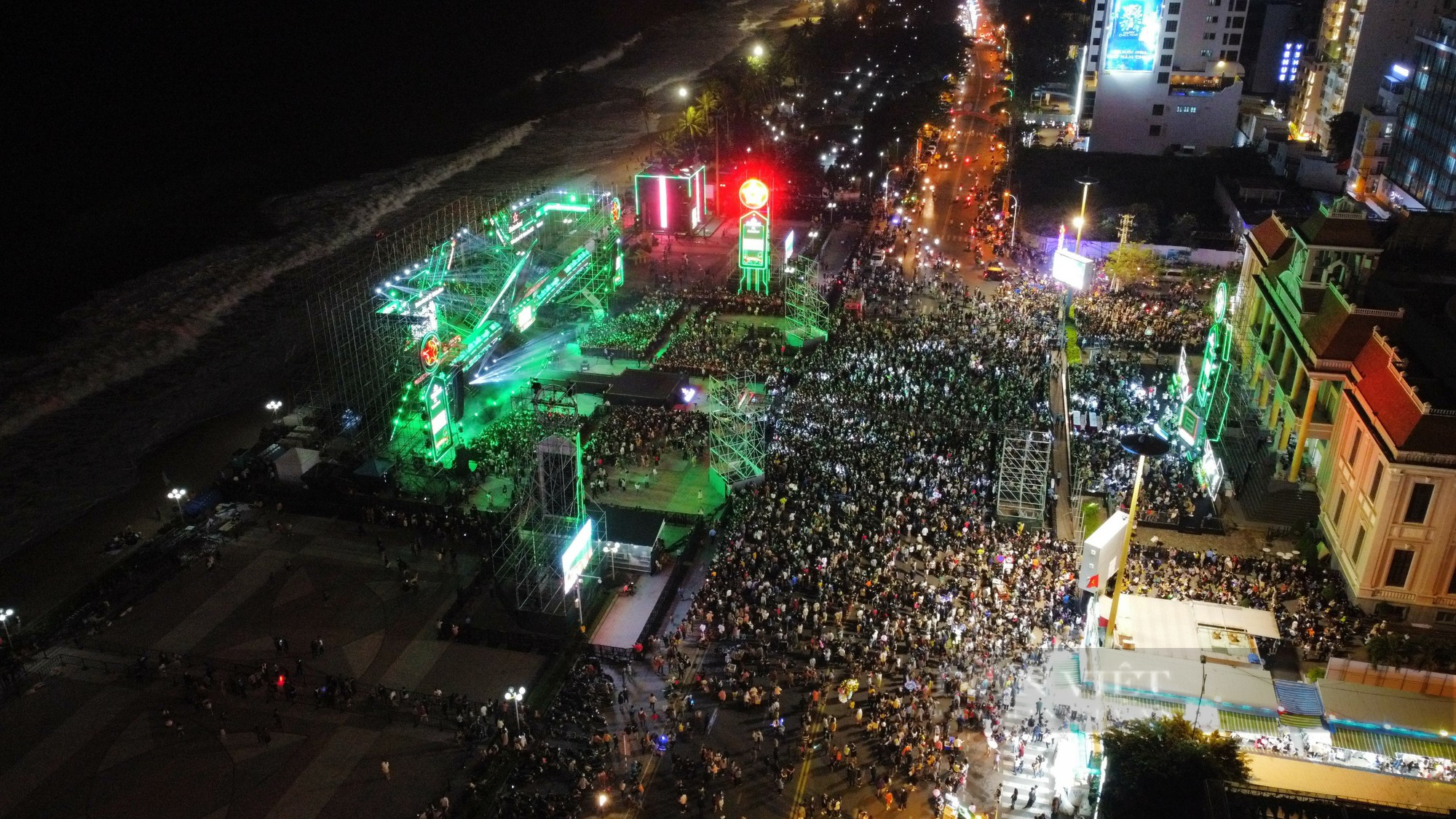 Cận cảnh: Ngập tràn người dân đón Tết tại thành phố biển Nha Trang - Ảnh 2.