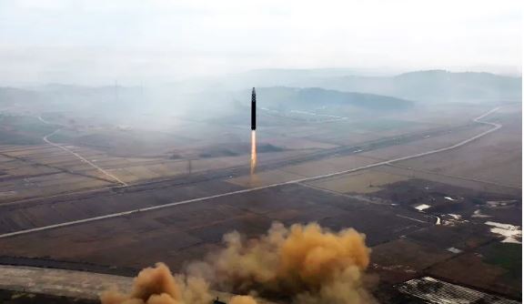 Triều Tiên phóng 3 tên lửa đạn đạo vào ngày cuối năm - Ảnh 1.