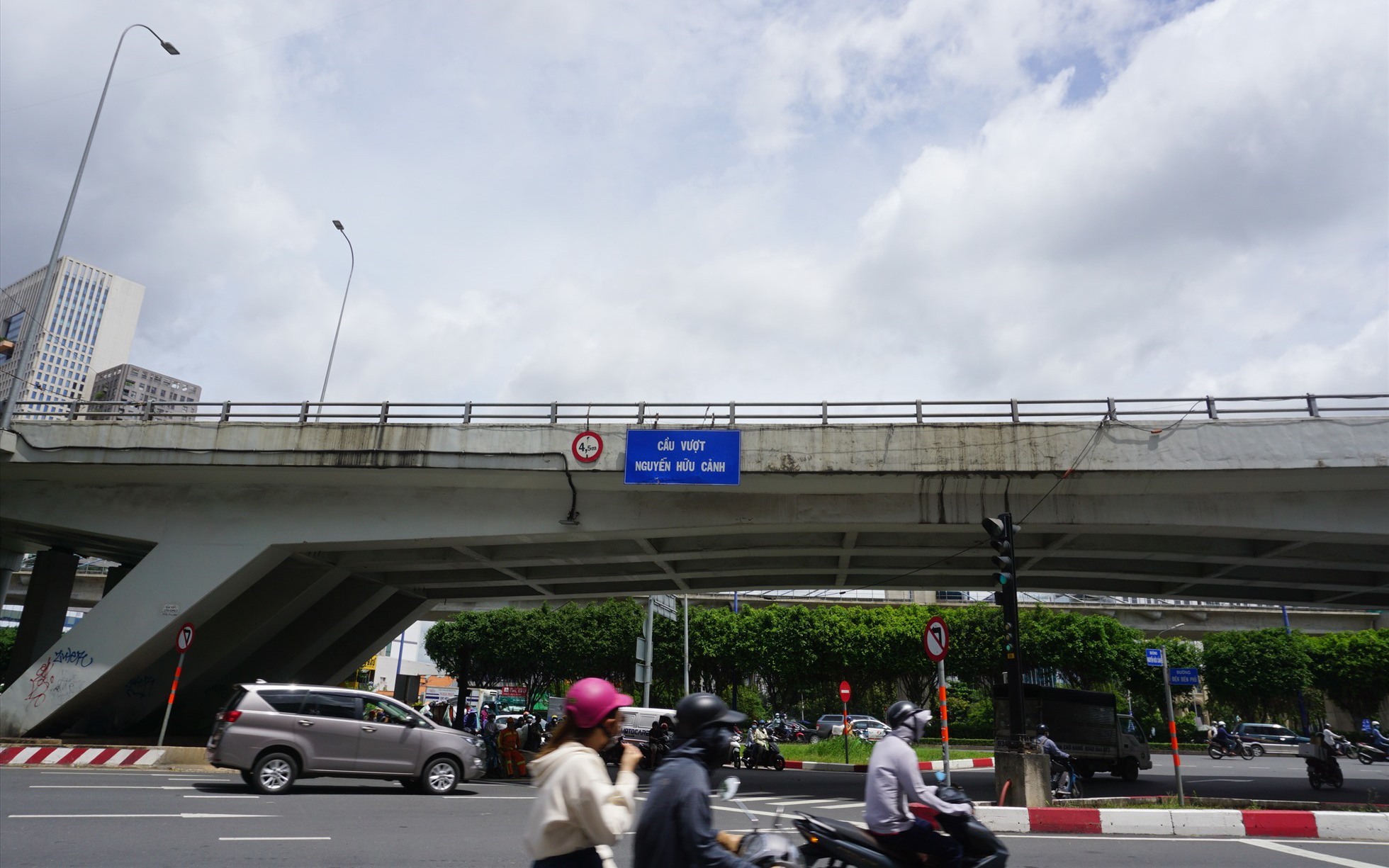 Cầu vượt Nguyễn Hữu Cảnh cho phép xe máy lưu thông qua cầu - Ảnh 1.