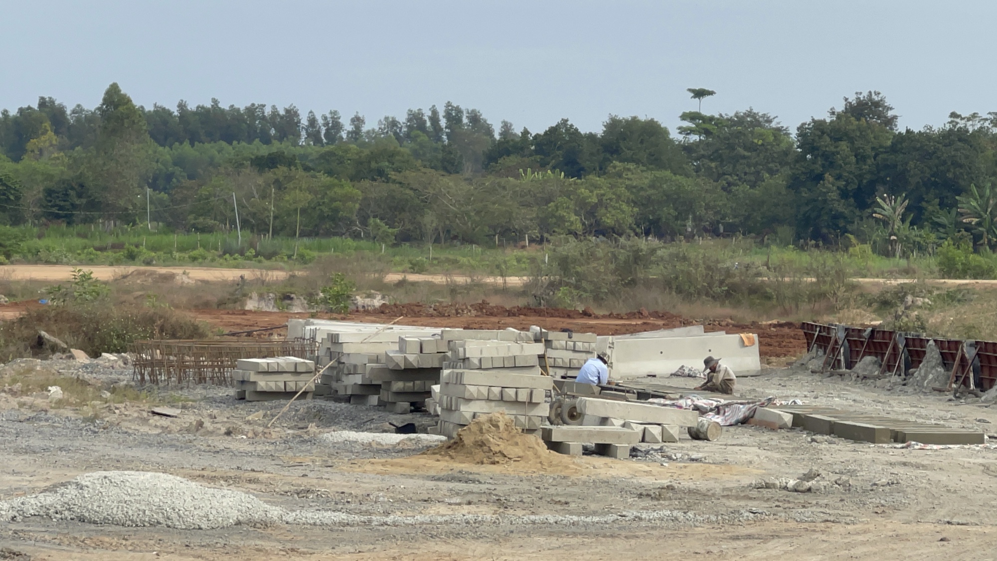 Cao tốc Phan Thiết - Dầu Giây: &quot;Chạy đua&quot; thi công, nhiều đoạn vẫn ngổn ngang chưa phủ nhựa - Ảnh 9.