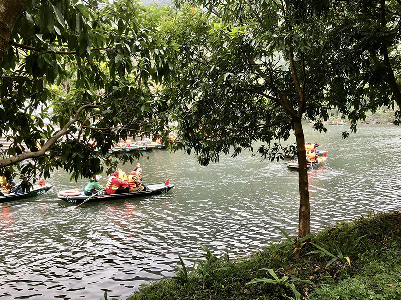 Tràng An, Ninh Bình tấp nập du khách “Tây nhiều hơn ta” ngày cuối năm - Ảnh 2.