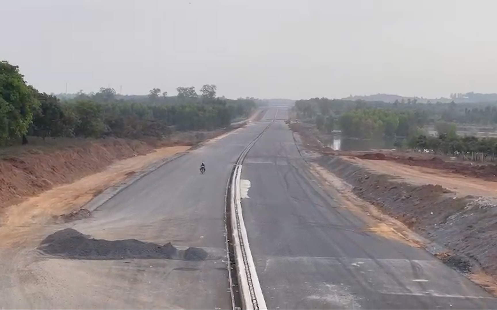 Cao tốc Phan Thiết - Dầu Giây: Bất ngờ nhiều đoạn vẫn ngổn ngang