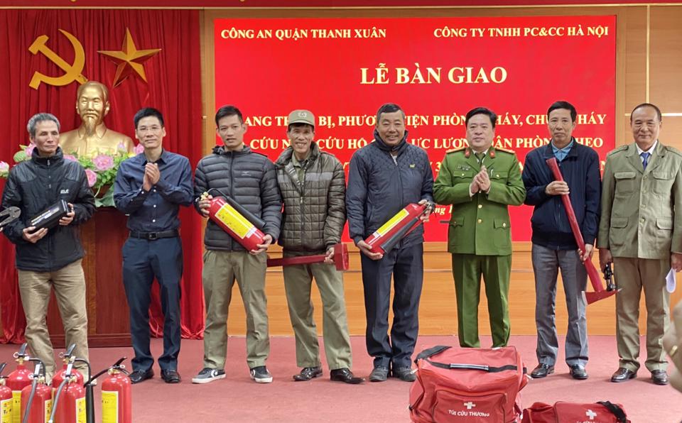 Quận Thanh Xuân: Trang bị phương tiện PCCC cho lực lượng dân phòng - Ảnh 2.