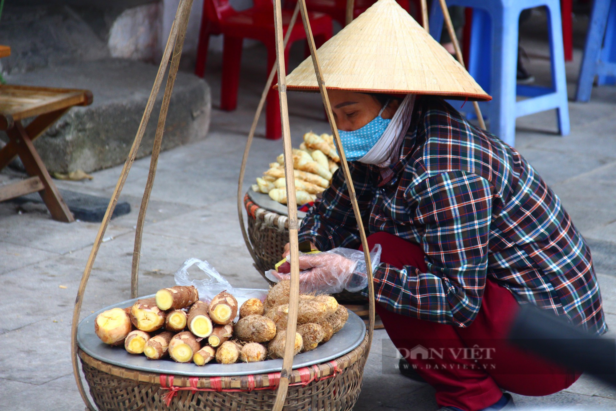 Vụ bán 80 nghìn đồng một củ khoai nướng ở Hồ Hoàn Kiếm: Cần bỏ tư duy bán hàng rong &quot;chộp giật&quot; - Ảnh 3.