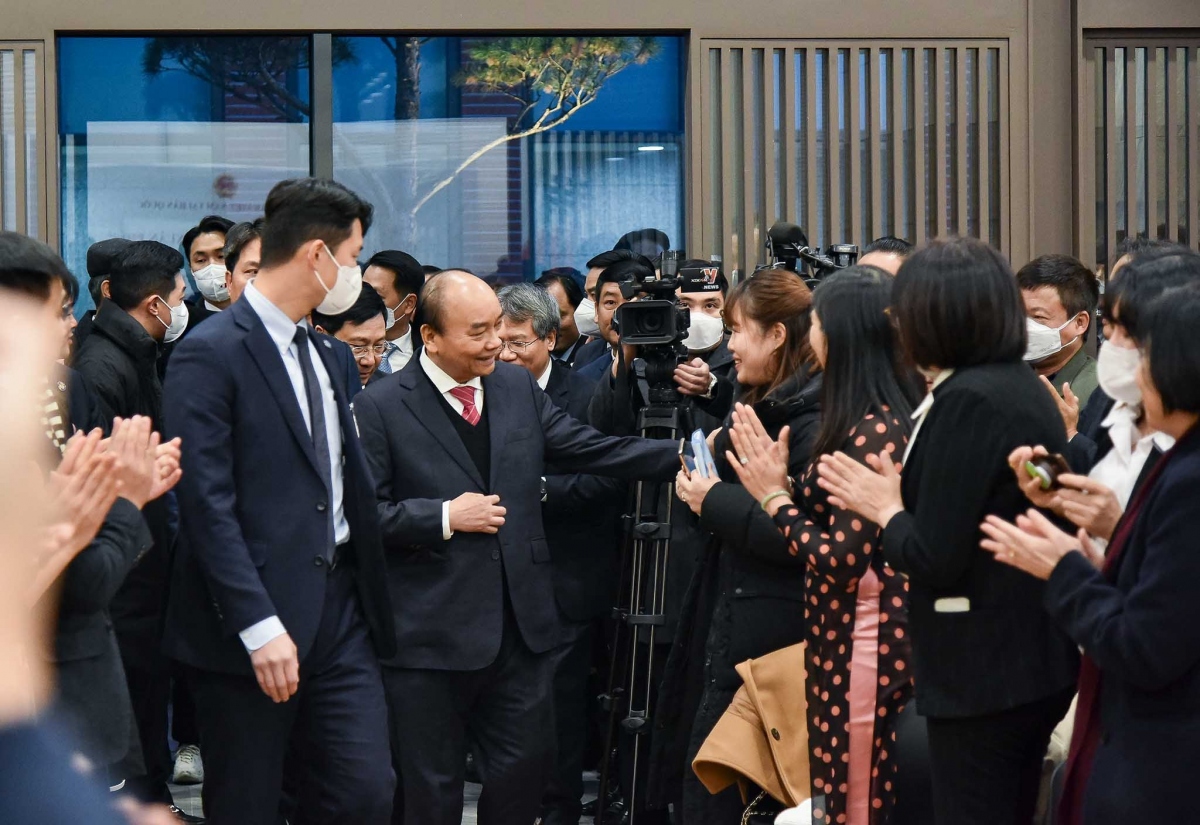Chủ tịch nước Nguyễn Xuân Phúc: Mong kiều bào tại Hàn Quốc nâng cao tầm trí tuệ người Việt - Ảnh 1.