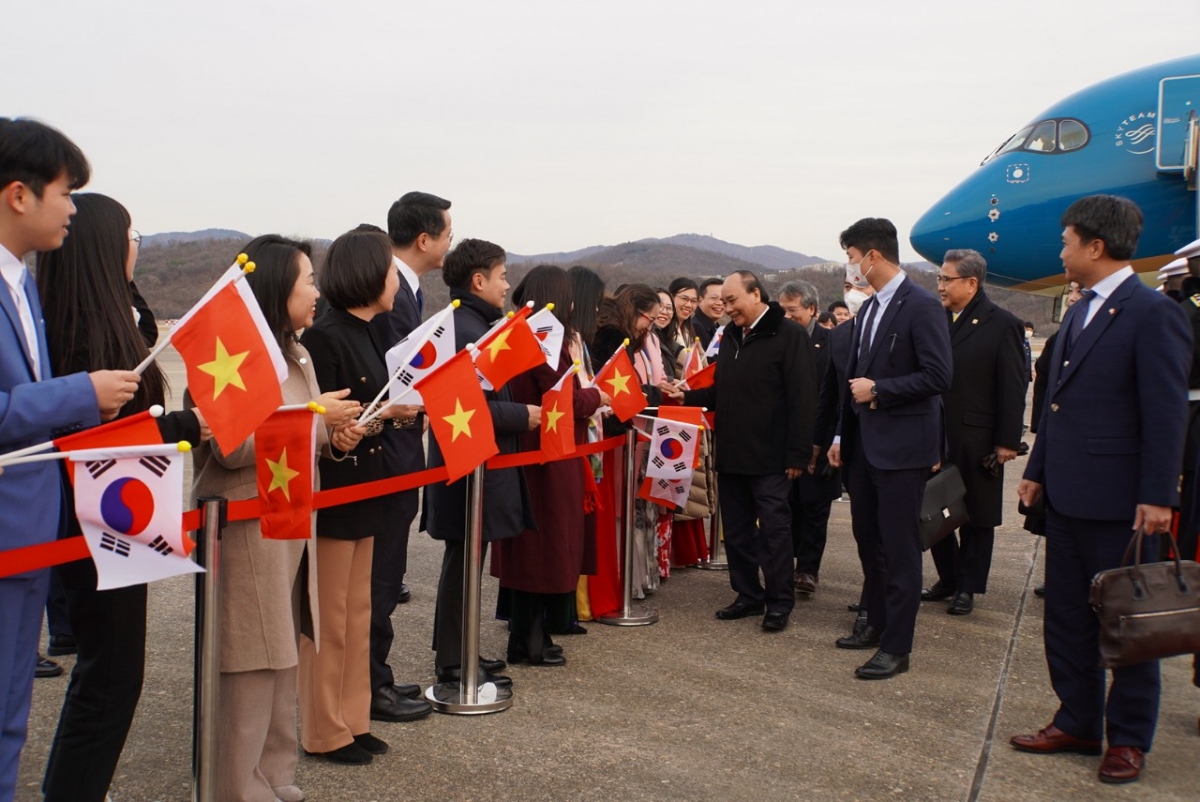 Chủ tịch nước Nguyễn Xuân Phúc tới Seoul, bắt đầu thăm chính thức Hàn Quốc - Ảnh 2.