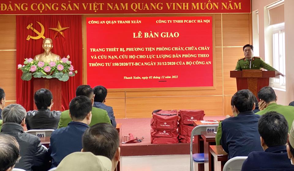 Quận Thanh Xuân: Trang bị phương tiện PCCC cho lực lượng dân phòng - Ảnh 1.