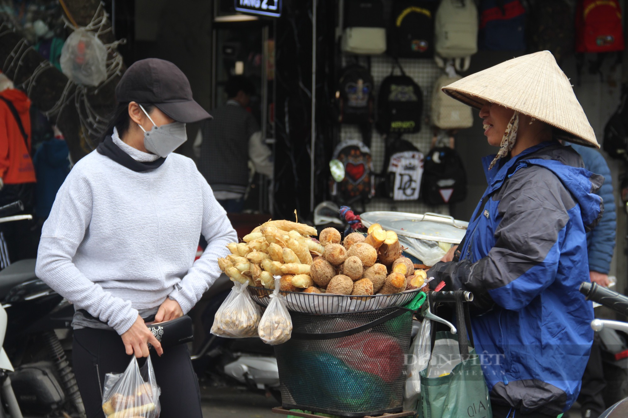 Vụ bán 80 nghìn đồng một củ khoai nướng ở Hồ Hoàn Kiếm: Cần bỏ tư duy bán hàng rong &quot;chộp giật&quot; - Ảnh 4.