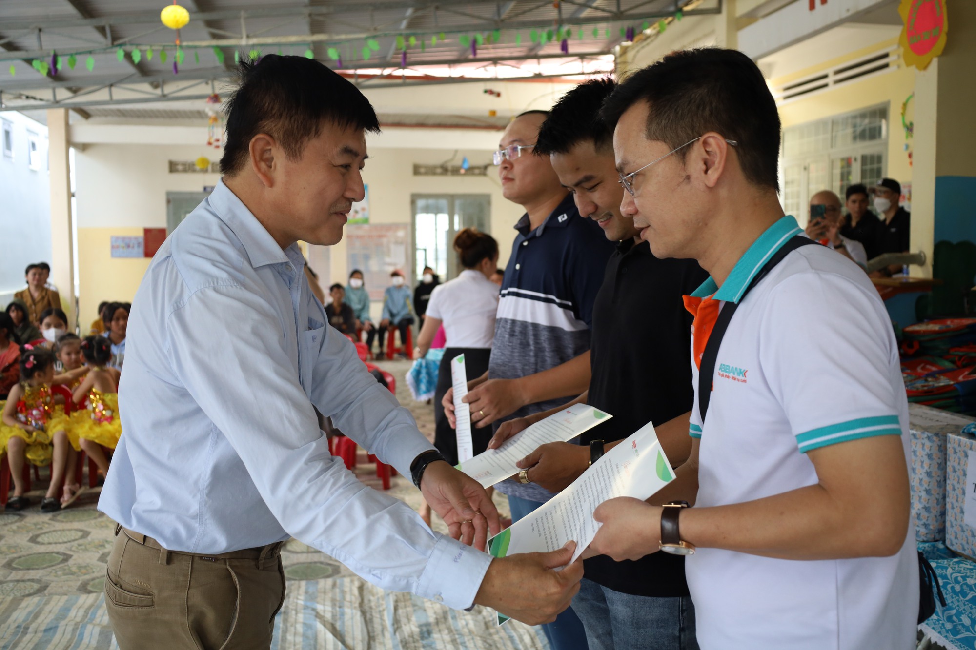 Báo NTNN/Điện tử Dân Việt cảm ơn nhà tài trợ đồng hành Chương trình tặng nhà tình thương và “Tây Nguyên yêu thương” - Ảnh 3.