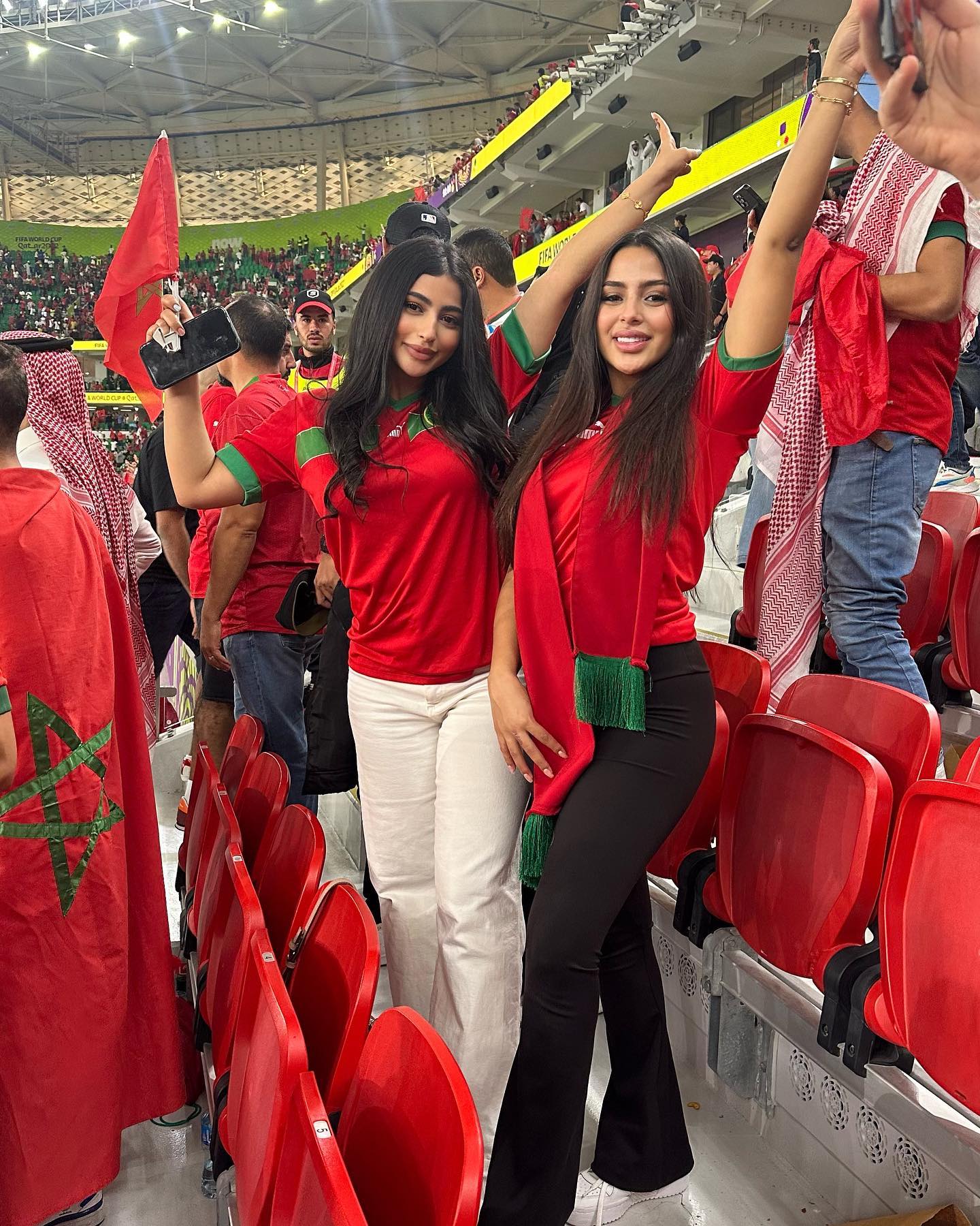 Nữ CĐV nóng bỏng nhất Morocco cổ vũ đội nhà đánh bại Tây Ban Nha - Ảnh 2.
