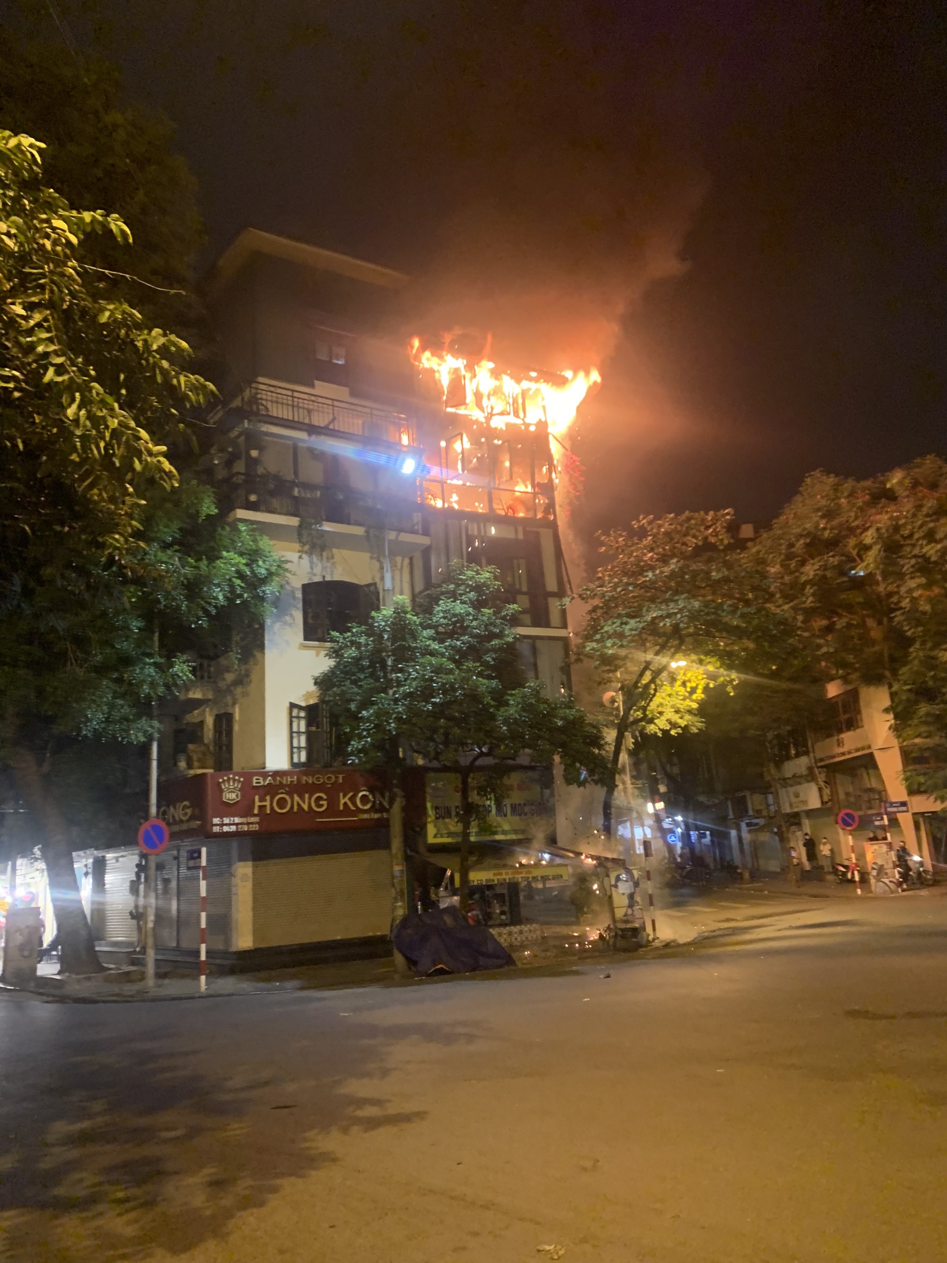 Cảnh sát làm mát chống sập vụ cháy nhà dân ở Hàng Lược, Hà Nội lúc giữa đêm - Ảnh 1.