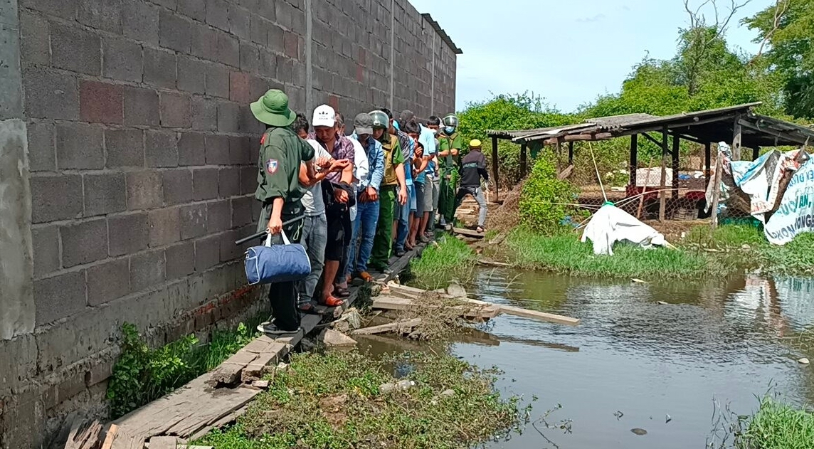 Bình Thuận: Nhiều con bạc ở trường gà leo lên mái nhà trốn nhưng vẫn bị công an bắt giữ - Ảnh 2.