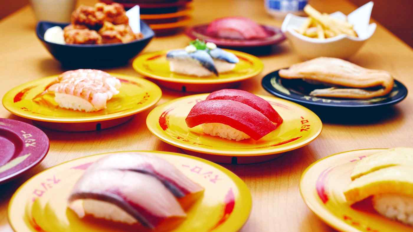 Sushi băng chuyền thu hút du khách tại Nhật Bản có nguy cơ biến mất - Ảnh 1.