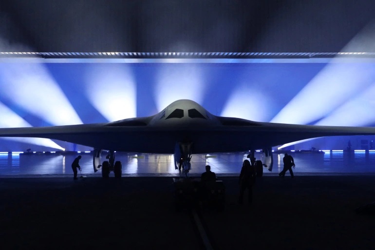 Mỹ hé lộ máy bay ném bom hạt nhân tàng hình B-21 công nghệ cao trị giá 700 triệu USD - Ảnh 1.