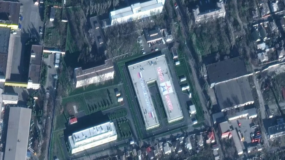 Bất ngờ 'căn cứ quân sự' mới đồ sộ của Nga ở 'pháo đài' Mariupol, miền Nam Ukraine - Ảnh 1.