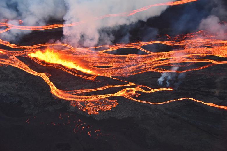 Hình ảnh núi lửa lớn nhất thế giới phun trào sau gần 40 năm - Ảnh 10.