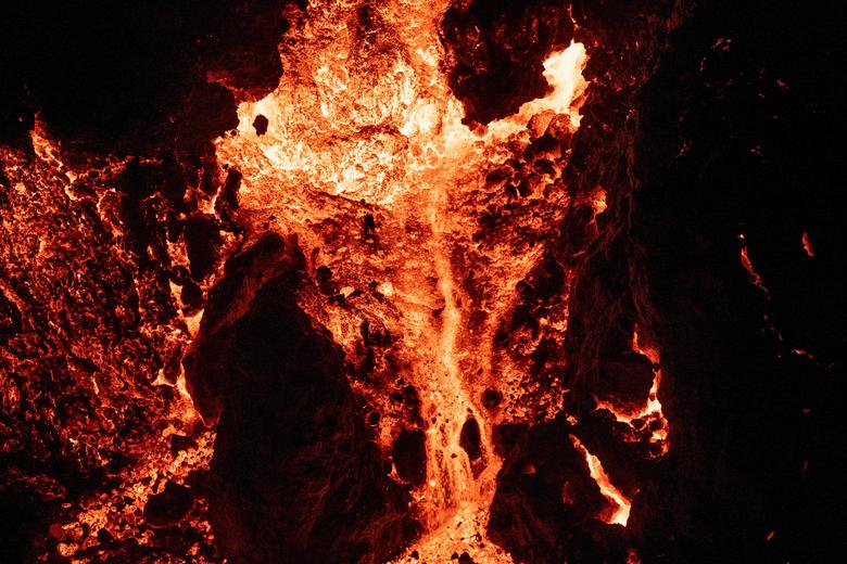 Hình ảnh núi lửa lớn nhất thế giới phun trào sau gần 40 năm - Ảnh 11.