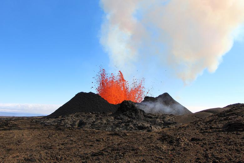 Hình ảnh núi lửa lớn nhất thế giới phun trào sau gần 40 năm - Ảnh 2.