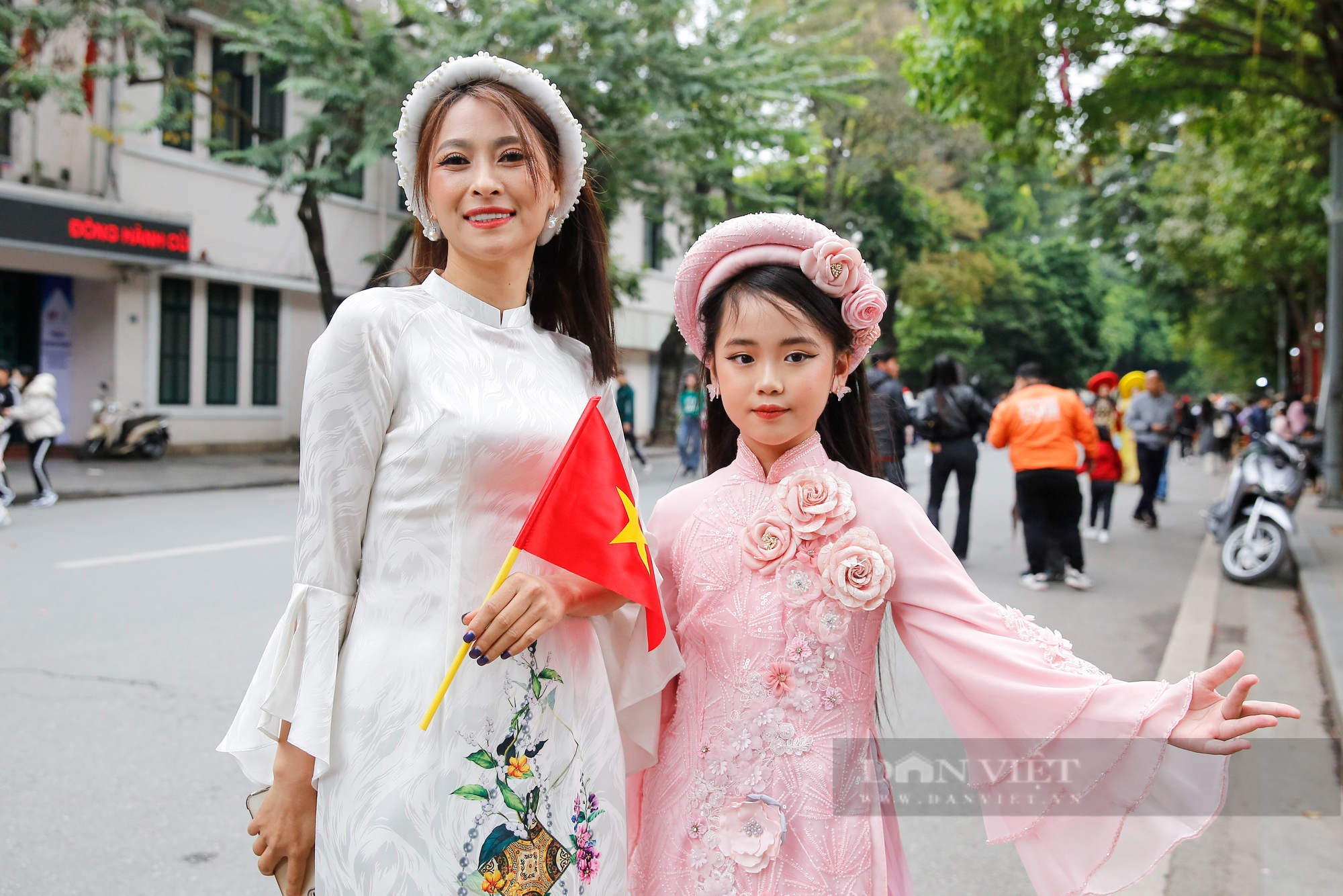 Ảnh ấn tượng tuần: Người Hà Nội mua đào chơi Tết sớm và Giáng sinh tràn ngập phố cổ - Ảnh 3.