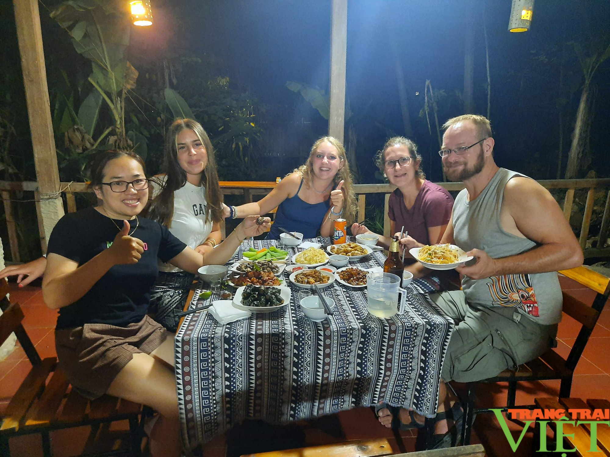 Gái Thái bỏ hướng dẫn viên về quê mở homestay đẹp như tranh vẽ ...