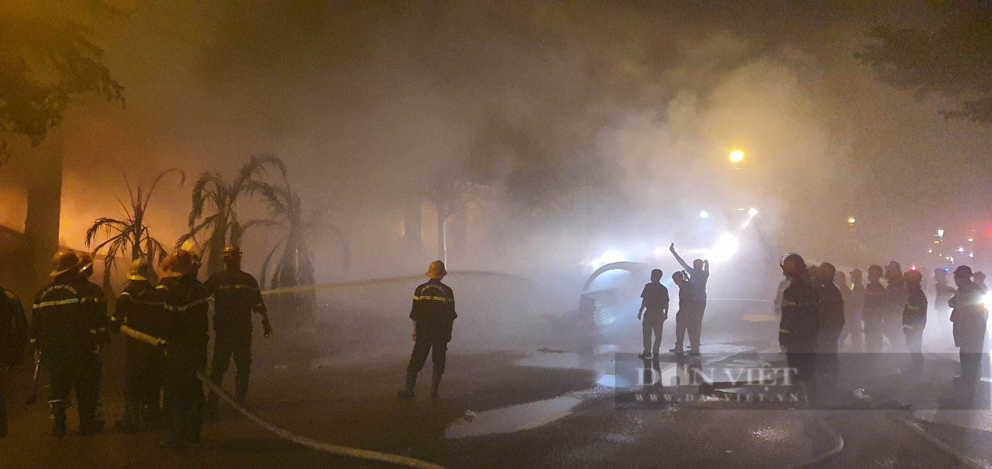 Nhà kho đang khóa cửa bất ngờ bốc cháy dữ dội, khói &quot;chưa từng có&quot; bay mờ mịt ở nội thành Quy Nhơn - Ảnh 11.