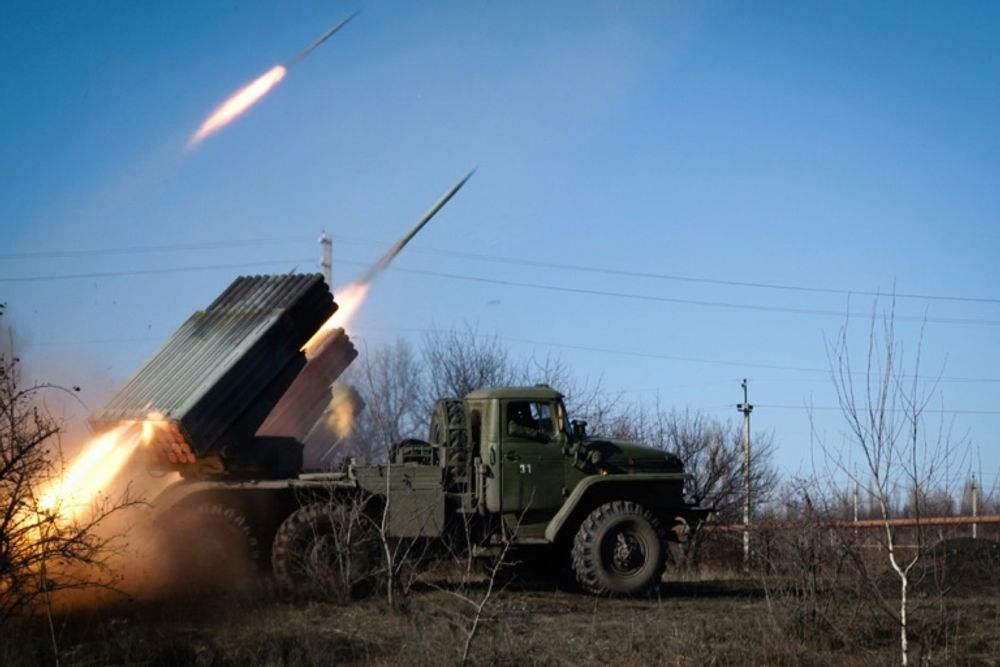 Ukraine bắn 10 quả tên lửa từ hệ thống &quot;Grad&quot; vào trung tâm Donetsk - Ảnh 1.