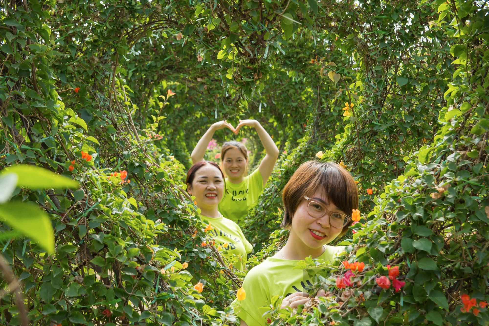 Thanh niên nông thôn thế hệ 8X làm vườn hoa giấy nhiều màu sắc cho du khách “check in” miễn phí để bán cây - Ảnh 7.