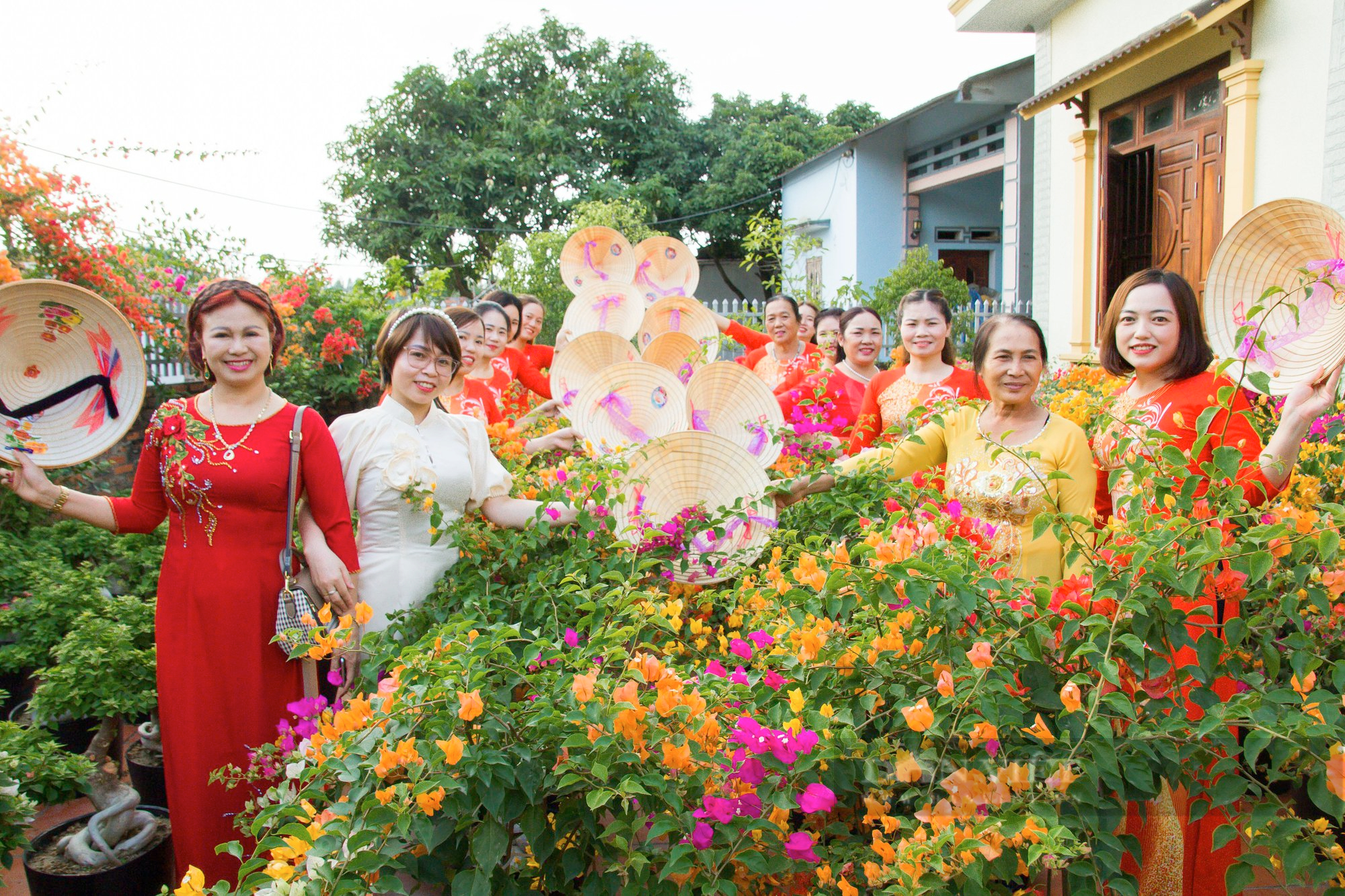 Thanh niên nông thôn thế hệ 8X làm vườn hoa giấy nhiều màu sắc cho du khách “check in” miễn phí để bán cây - Ảnh 9.