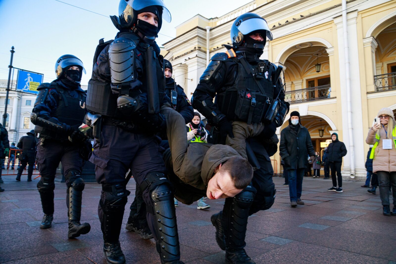 Cảnh sát bắt giữ những người phản đối &quot;chiến dịch quân sự đặc biệt&quot; ở Ukraine tại một cuộc biểu tình ở St. Petersburg vào tháng 3 năm 2022. Ảnh:@ Konstantin Lenkov / Shutterstock.