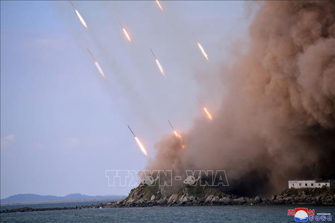 Triều Tiên ồ ạt bắn khoảng 130 quả đạn pháo ra các 'vùng đệm' trên biển - Ảnh 1.