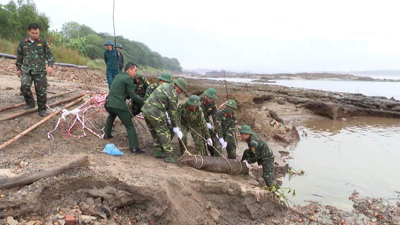 Phú Thọ : Phát hiện quả bom nặng hơn 100kg, cách bờ sông Hồng chỉ 2m - Ảnh 2.