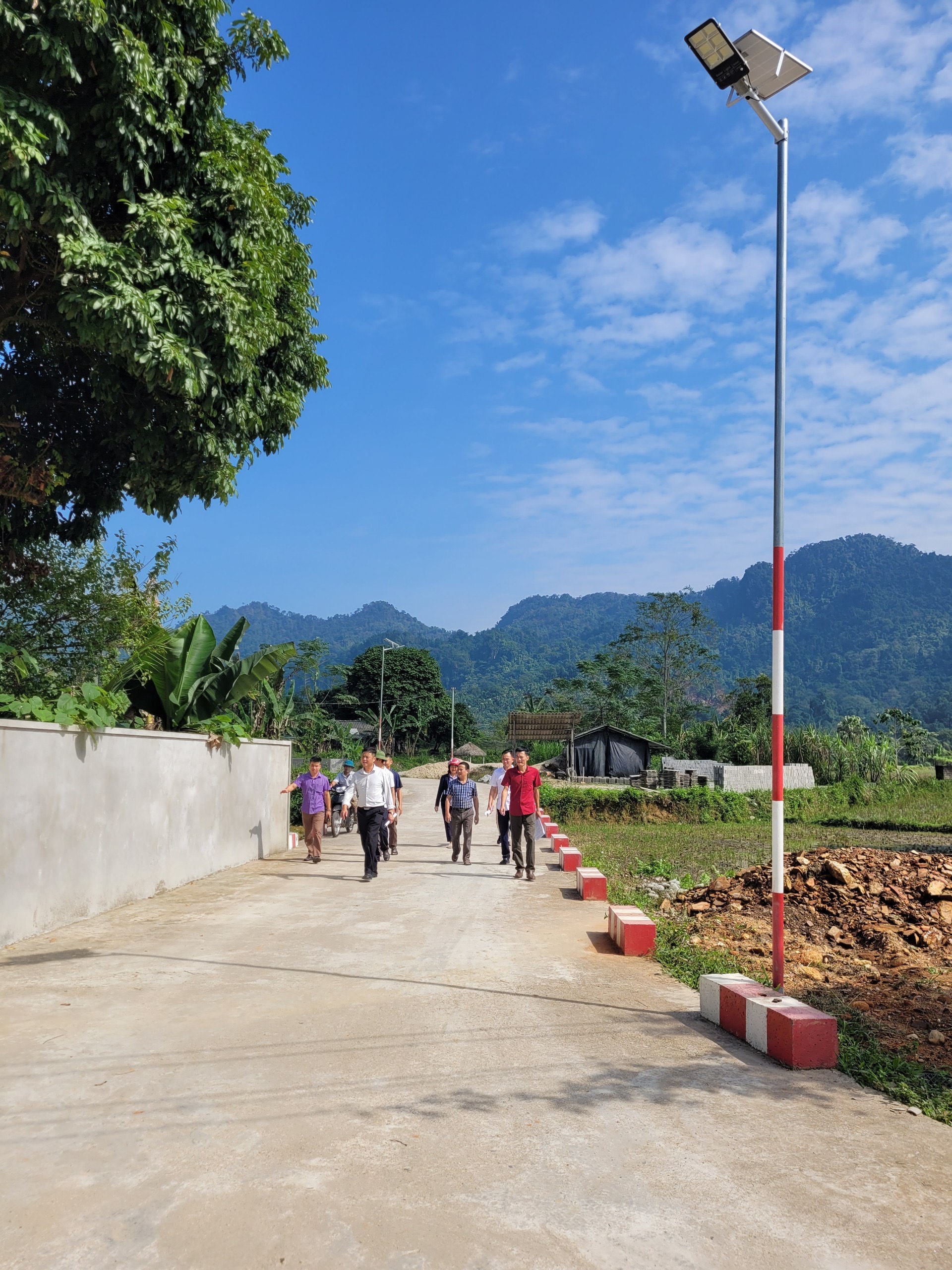 Nông thôn mới Hà Giang: Vị Xuyên thi tuyến đường kiểu mẫu, có đường hoa nông thôn mới sáng-xanh-sạch-đẹp - Ảnh 3.